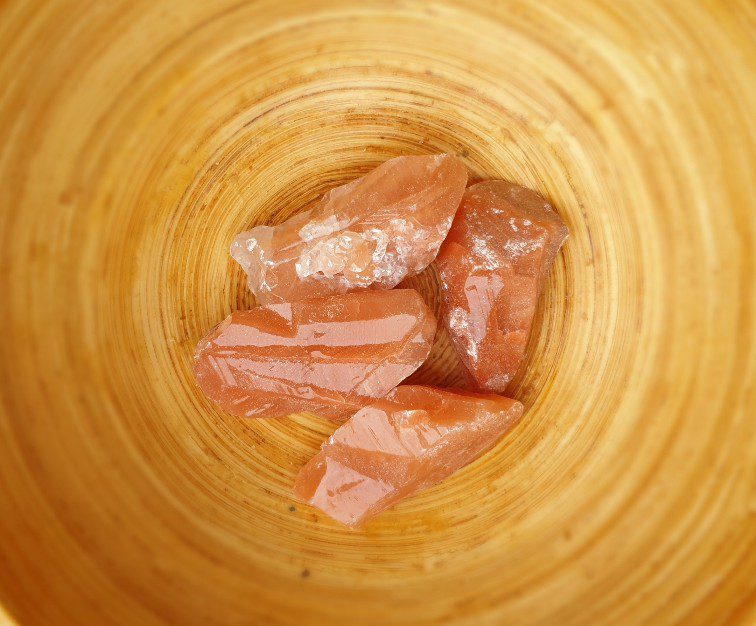 Ruwe brok van Oranje Calciet - gladde melkig kristaal - midden stukken edelsteen
