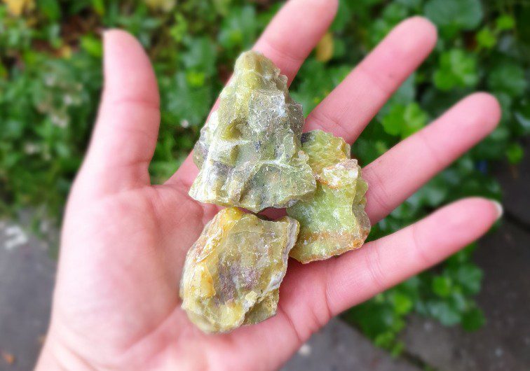 Ruwe brok van Groene Opaal - groen edelsteen- grote stukken kristal