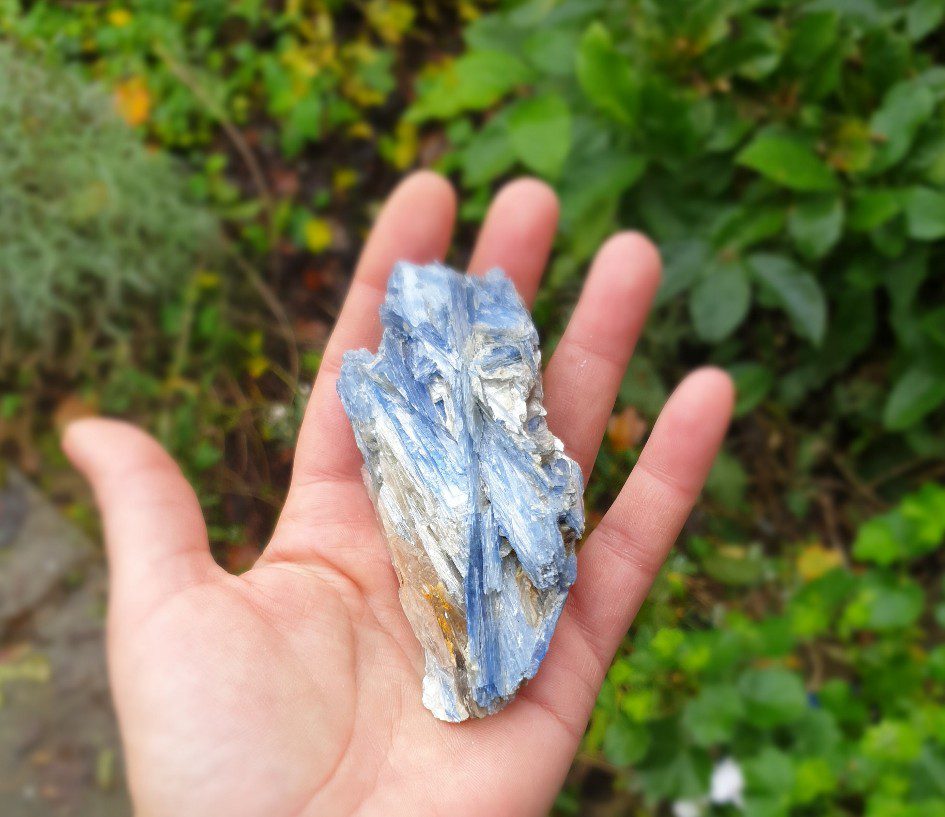 Ruwe brok van Kianite - blauw glitterend edelsteen- grote stukken kristal
