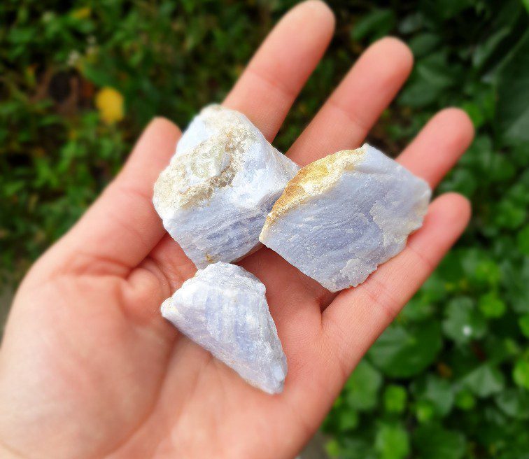 Ruwe brok van Blauwe Lace Agaat - blauw paars aan golven edelsteen- midden stukken kristal