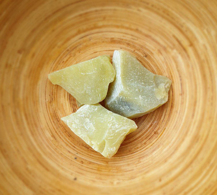 Ruwe brok van Lemon Kwarts - licht groen edelsteen- midden stukken kristal