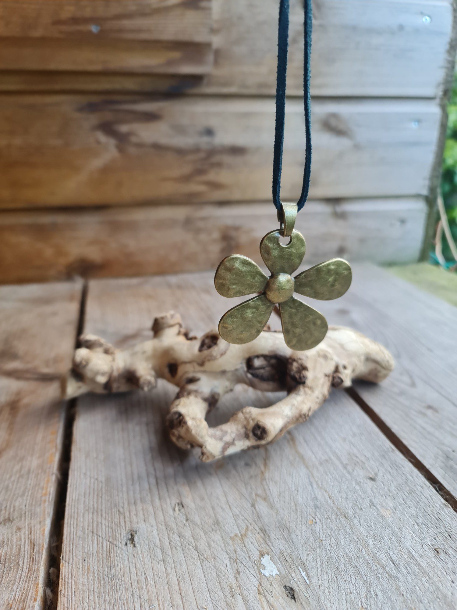 Handgemaakte boho ketting met stalen bloem in roest kleur - leren ketting 1st