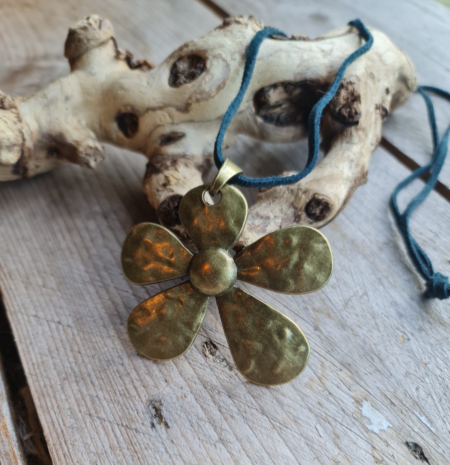 Handgemaakte boho ketting met stalen bloem in roest kleur - leren ketting 1st