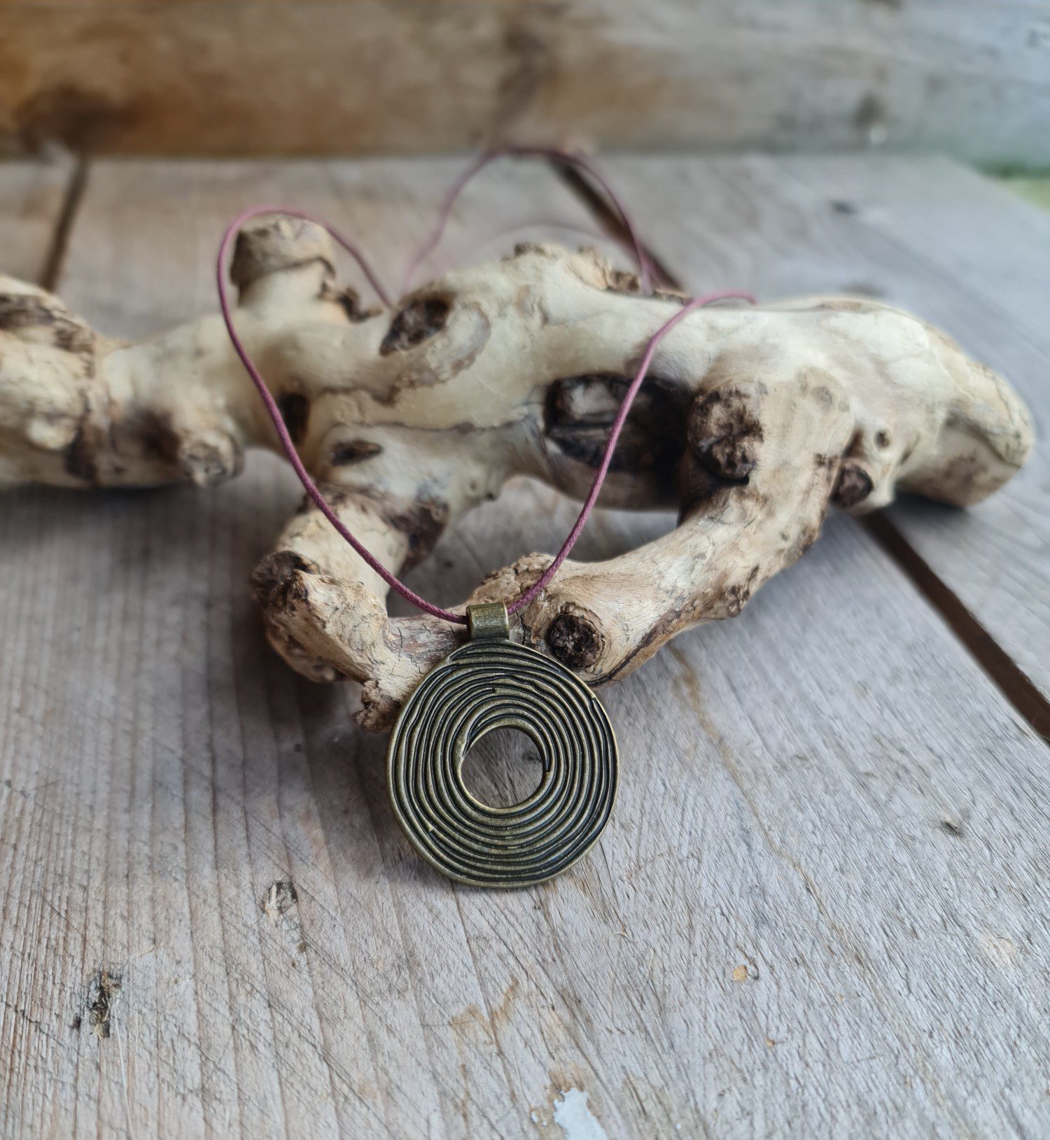 Handgemaakte boho ketting met stalen rond  in roest kleur - leren ketting 1st