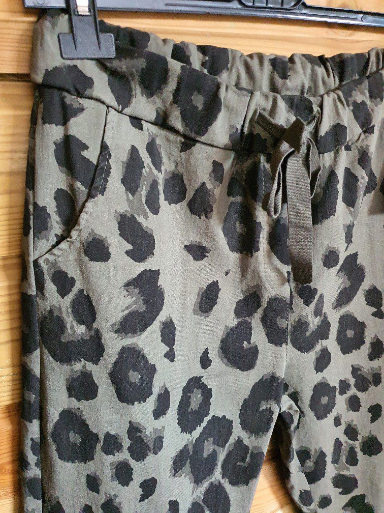 Elastische stoere broek voor dames in GROEN kleur in tijger design, met zijzakken elastische talie Maat 38/40