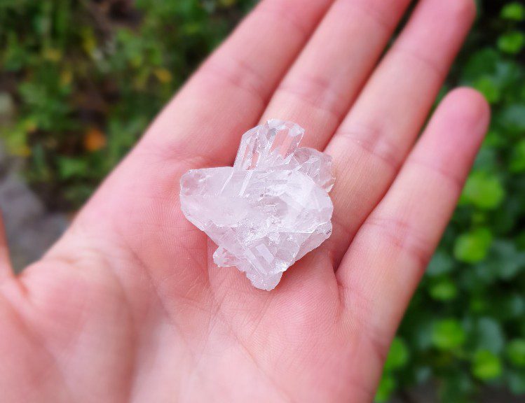 Ruwe brok van Bergkristaal - doorzichtige en heldere edelsteen- midden stukken kristal