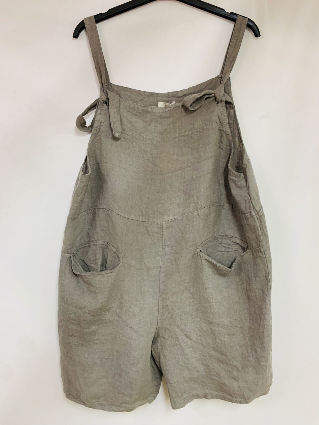 Linnen korte jumpsuit in TAUPE kleur - comfortabele broek in lichte linnen - tuinbroek - Maat S/M