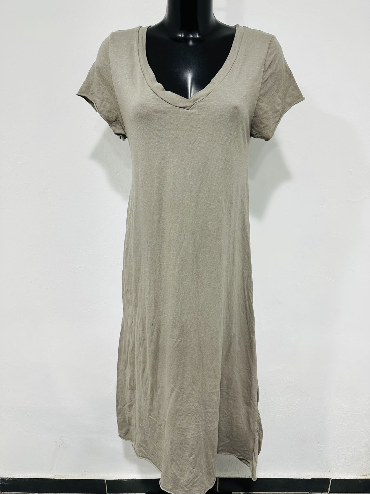 Puur katoen maxi jurk met v-hals - a-lijn - in kleur TAUPE - luchtig en moderne zomer jurk maat 36/38