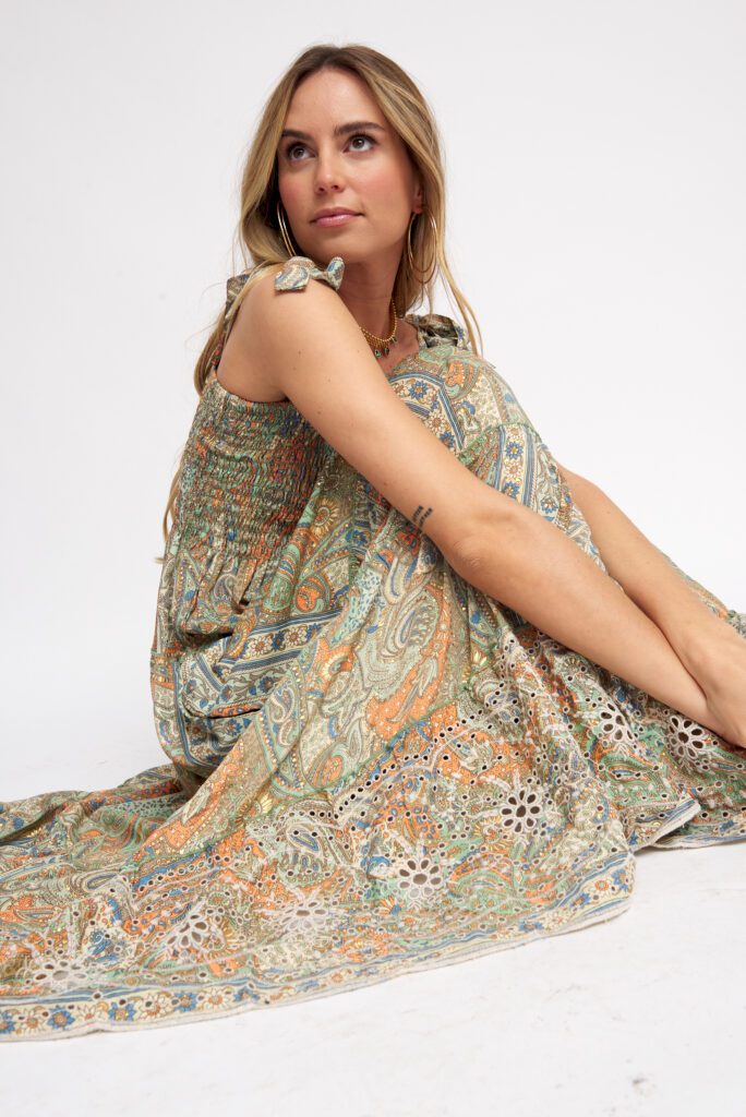 Boho zijde maxi jurk met spaghetti bandjes - elastische buste - broderie en volants - kleur GROEN - maat 38