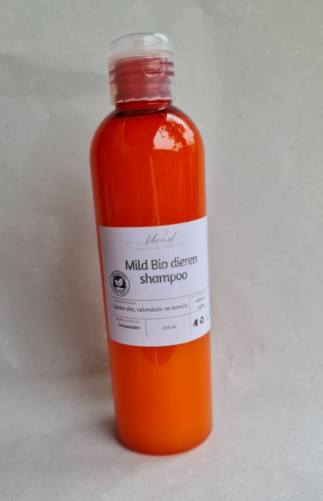 Biologische handgemaakt honden shampoo - katten shampoo - jojoba olie - calendula en kamille 250ml