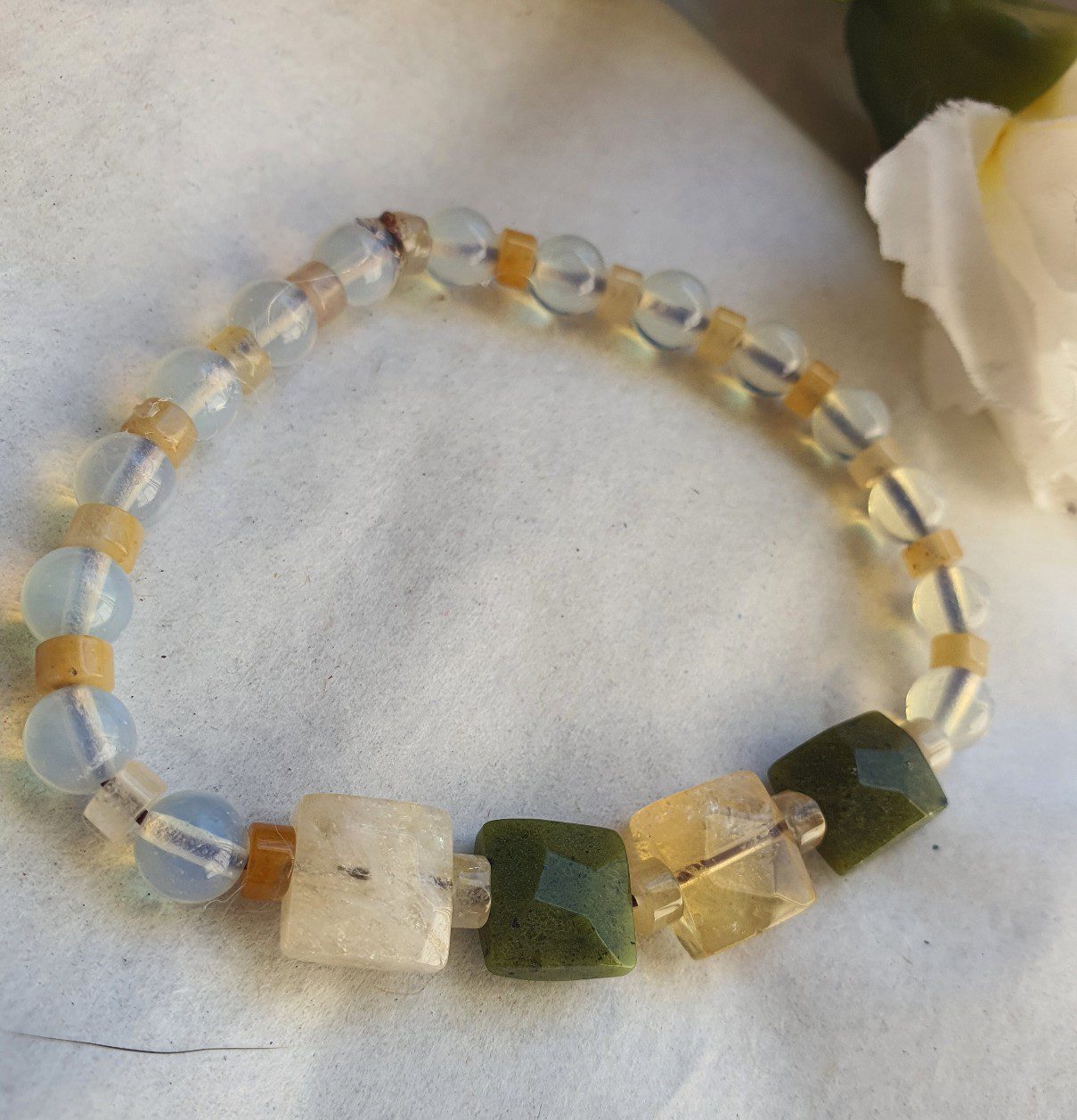 Handgemaakte edelsteen armband van Opaal, Citrien en Canadese Jade - elastische band