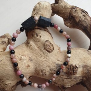 Handgemaakte edelsteen armband van roze toermalijn, rhodoniet en zwarte toermalijn,