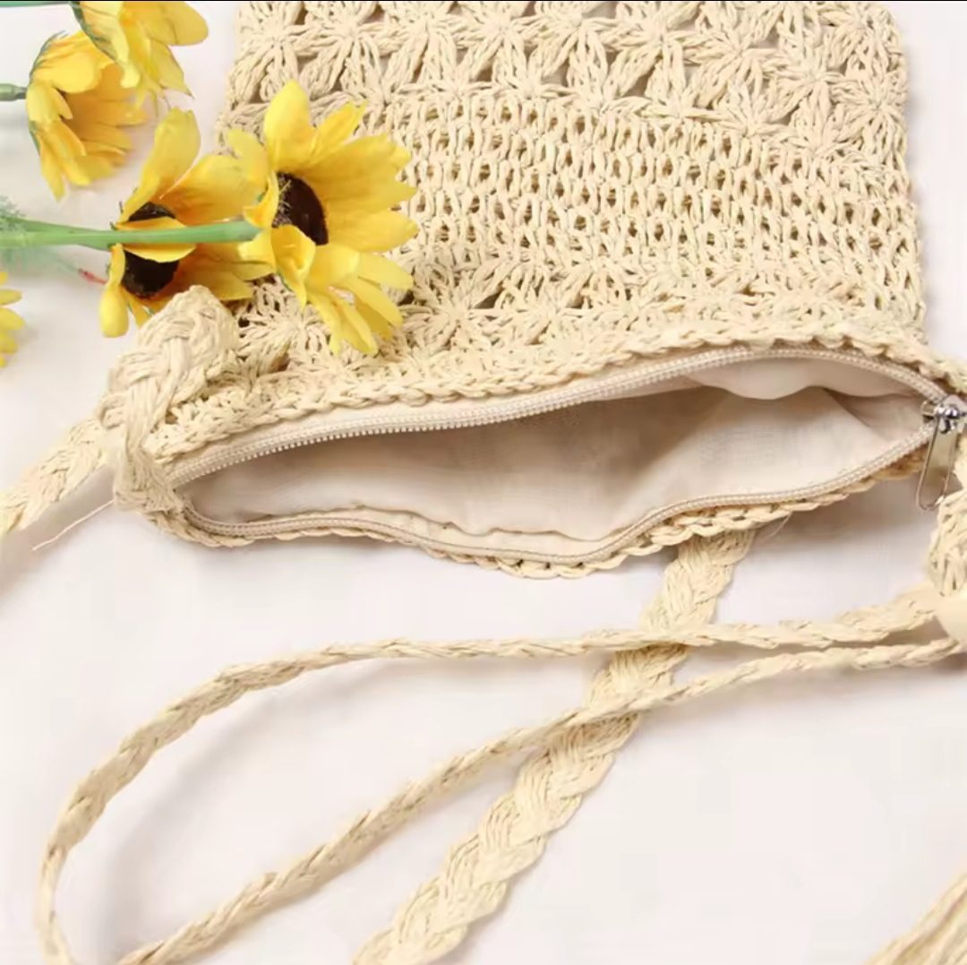Leuke zomers rieten cross body tasje in BEIGE kleur - kwastje- kralen - rits sluiting