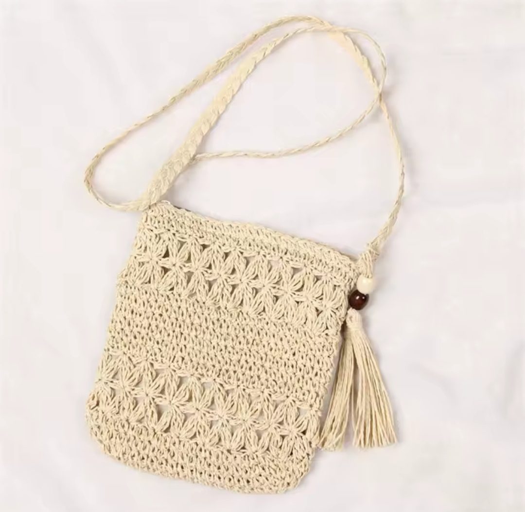 Leuke zomers rieten cross body tasje in BEIGE kleur - kwastje- kralen - rits sluiting