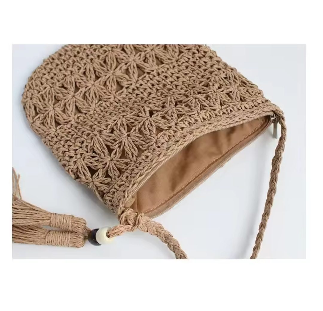 Leuke zomers rieten cross body tasje in DONKER BEIGE kleur - kwastje- kralen - rits sluiting
