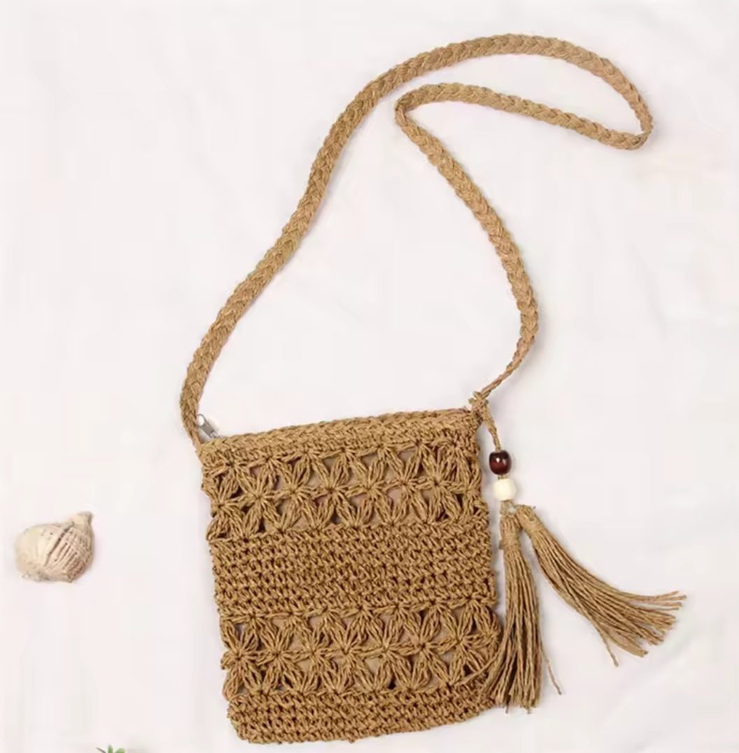Leuke zomers rieten cross body tasje in DONKER BEIGE kleur - kwastje- kralen - rits sluiting