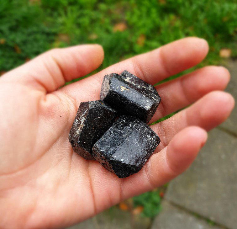 Ruwe brok van Zwarte Toermalijn- zwarte gestreept kristaal - midden stukken edelsteen