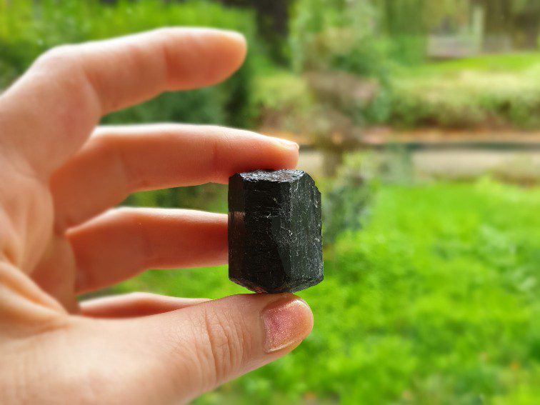 Ruwe brok van Zwarte Toermalijn- zwarte gestreept kristaal - midden stukken edelsteen