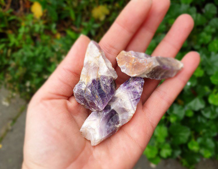 Ruwe brok van Amethist - mooi paarse kleur - grote stukken kristal