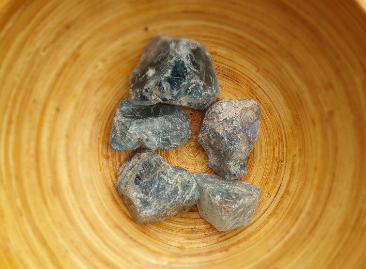 Ruwe brok van Groene Flouriet - groen kristaal - midden stukken edelsteen