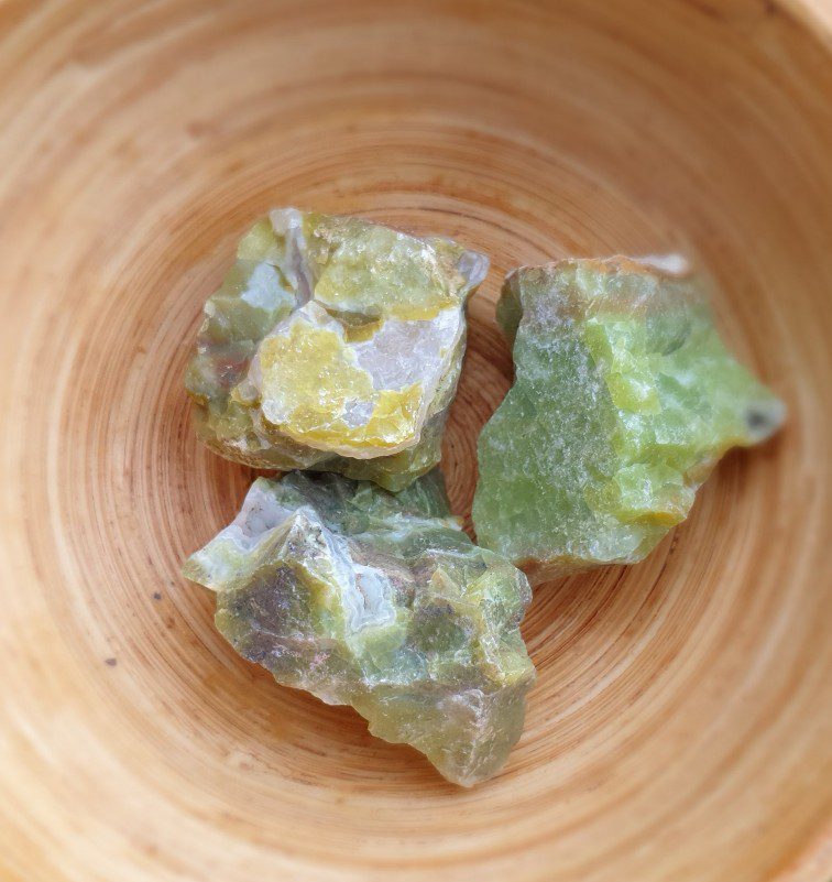 Ruwe brok van Groene Opaal - groen edelsteen- grote stukken kristal