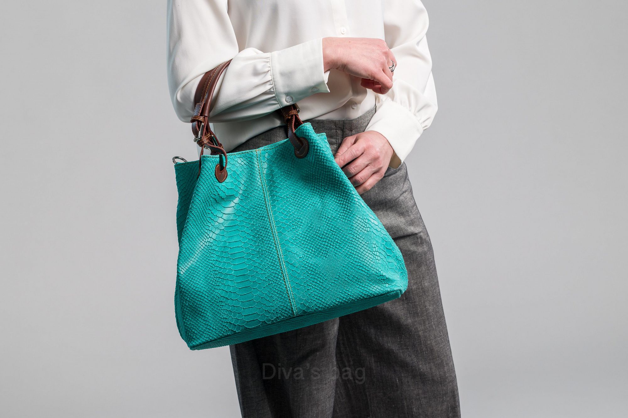 100% leren tas - Python Print Leer - vakje voor mobiel - verstelbare schouder band - TAUPE kleur - Afbeelding 4