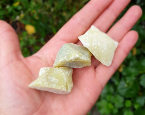 Ruwe brok van Lemon Kwarts - licht groen edelsteen- midden stukken kristal