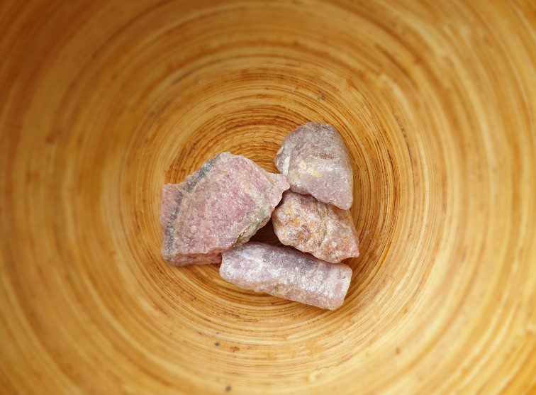 Ruwe brok van Roze Opaal - zachte roze edelsteen- midden stukken kristal