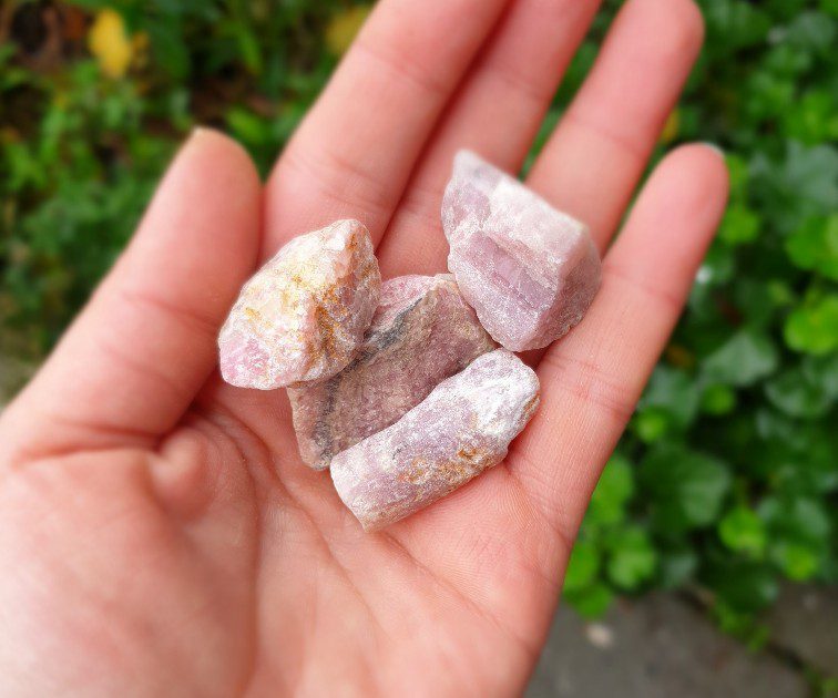 Ruwe brok van Roze Opaal - zachte roze edelsteen- midden stukken kristal