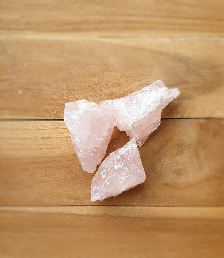 Ruwe brok van Rozenkwarts - zachte roze kristaal- midden stukken edelsteen