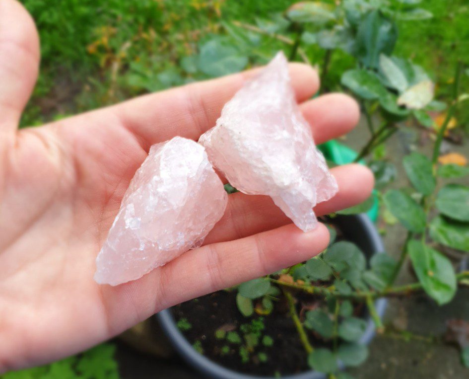 Ruwe brok van Rozenkwarts - zachte roze kristaal- midden stukken edelsteen