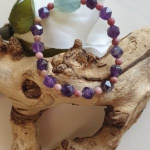 Handgemaakte edelsteen armband op een elastische band, Amethist, Rhodoniet en groen Flouride