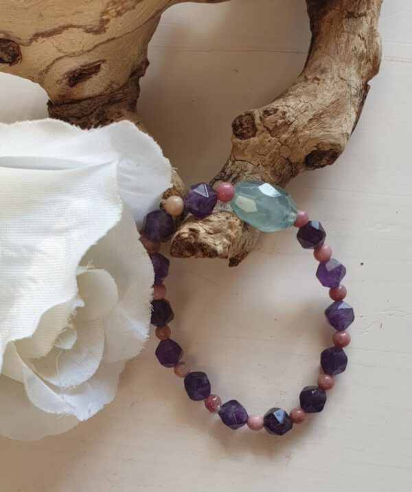 Handgemaakte edelsteen armband op een elastische band, Amethist, Rhodoniet en groen Flouride