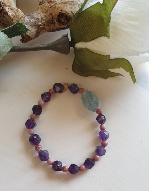 Handgemaakte edelsteen armband op een elastische band, Amethist, Rhodoniet en groen Flouride - Afbeelding 3