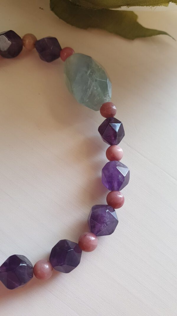 Handgemaakte edelsteen armband op een elastische band, Amethist, Rhodoniet en groen Flouride - Afbeelding 4