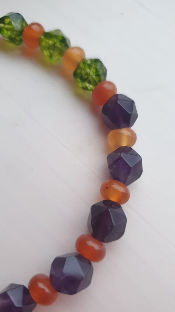 Prachtige Amethist en Peridoot armband in hexagoon kralen