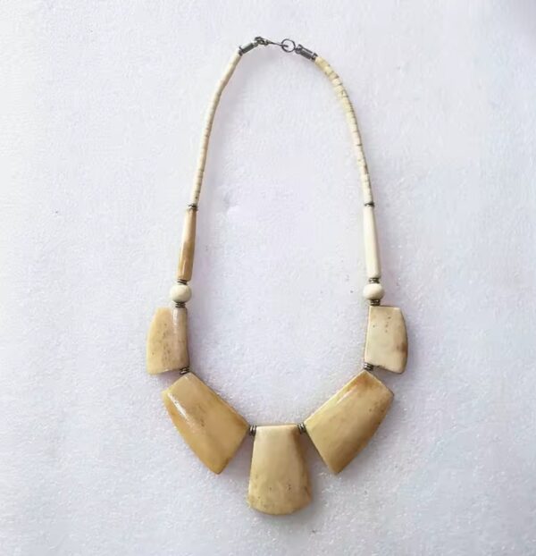 Tibetaanse etnische ketting - Buffalo bot - gepolijst -  handgemaakt - statement ketting 1st
