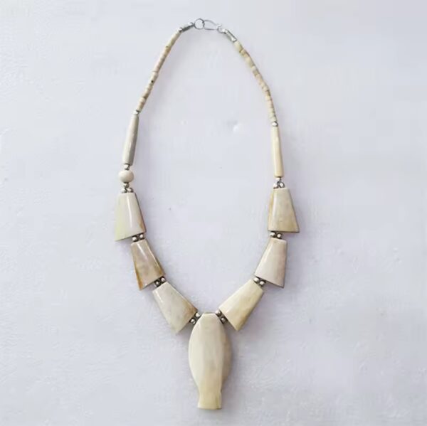 Tibetaanse etnische ketting - Buffalo bot - gepolijst - met vis vorm - handgemaakt - statement ketting 1st
