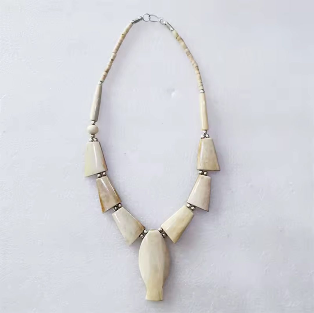 Tibetaanse etnische ketting - Buffalo bot - gepolijst - met vis vorm - handgemaakt - statement ketting 1st