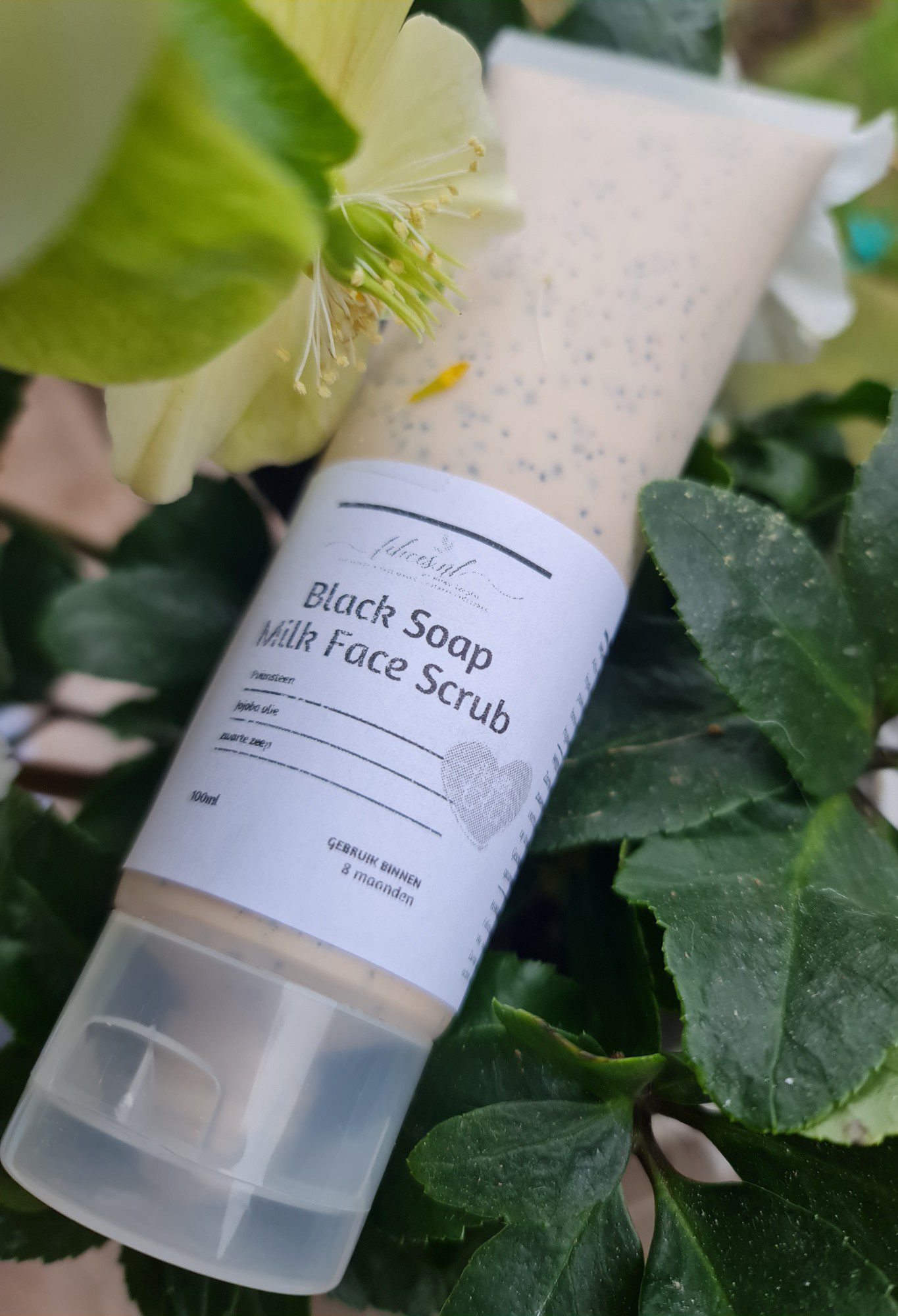 Biologische Afrikaanse Zwarte zeep melk gezicht scrub - met shea boter - puimsteen - droge huid 100ml