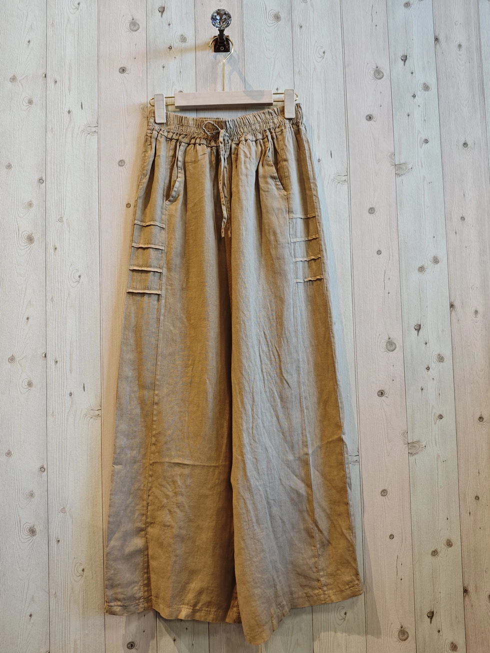 Linnen broek met uitlopende pijpen - decoratieve strepen onder de zijzakken - kleur MODDER BRUIN - maat 42