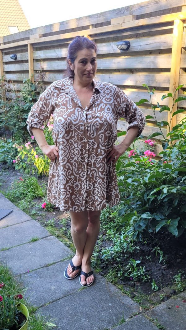 Loze en luchtige shirt jurk in BRUIN kleur met lange mouwen maat 42/44 - Afbeelding 2