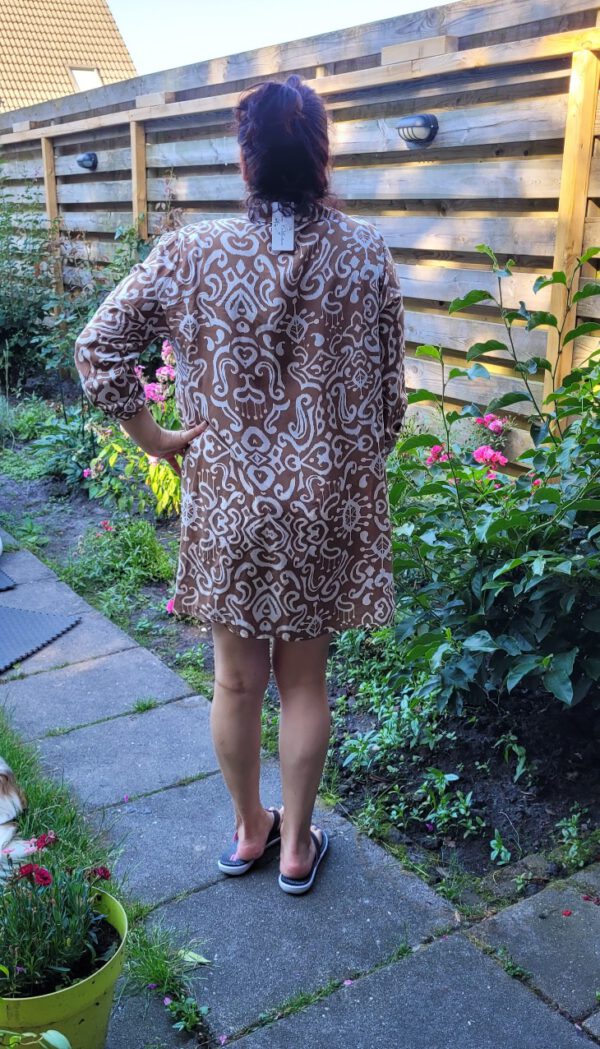 Loze en luchtige shirt jurk in BRUIN kleur met lange mouwen maat 42/44 - Afbeelding 3