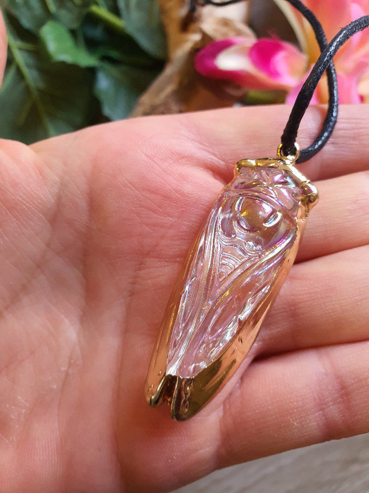 Ketting van oxy kristaal in een aparte vorm met katoenen koord