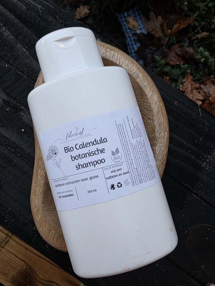 Handgemaakte biologische sulfaat en zout vrij shampoo met Calendula - botanische extracten - gevoelige hoofdhuid 250ml