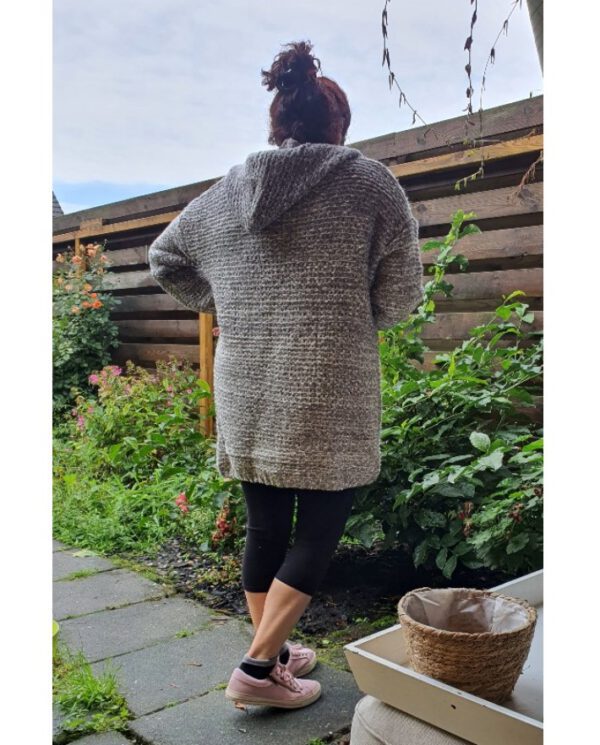 Warme bouclé vest in GRIJS kleur met zijzakken, capuchon en geborduurd bloemen maat 42-44 - Afbeelding 3