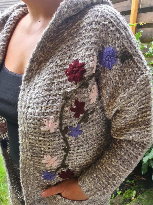 Warme bouclé vest in GRIJS kleur met zijzakken, capuchon en geborduurd bloemen maat 42-44 - Afbeelding 4