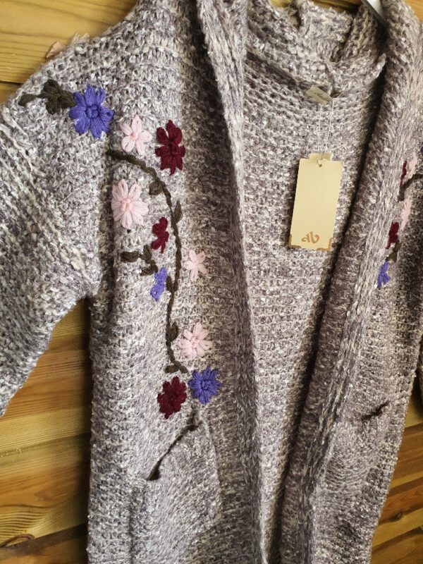 Warme bouclé vest in GRIJS kleur met zijzakken, capuchon en geborduurd bloemen maat 42-44 - Afbeelding 5