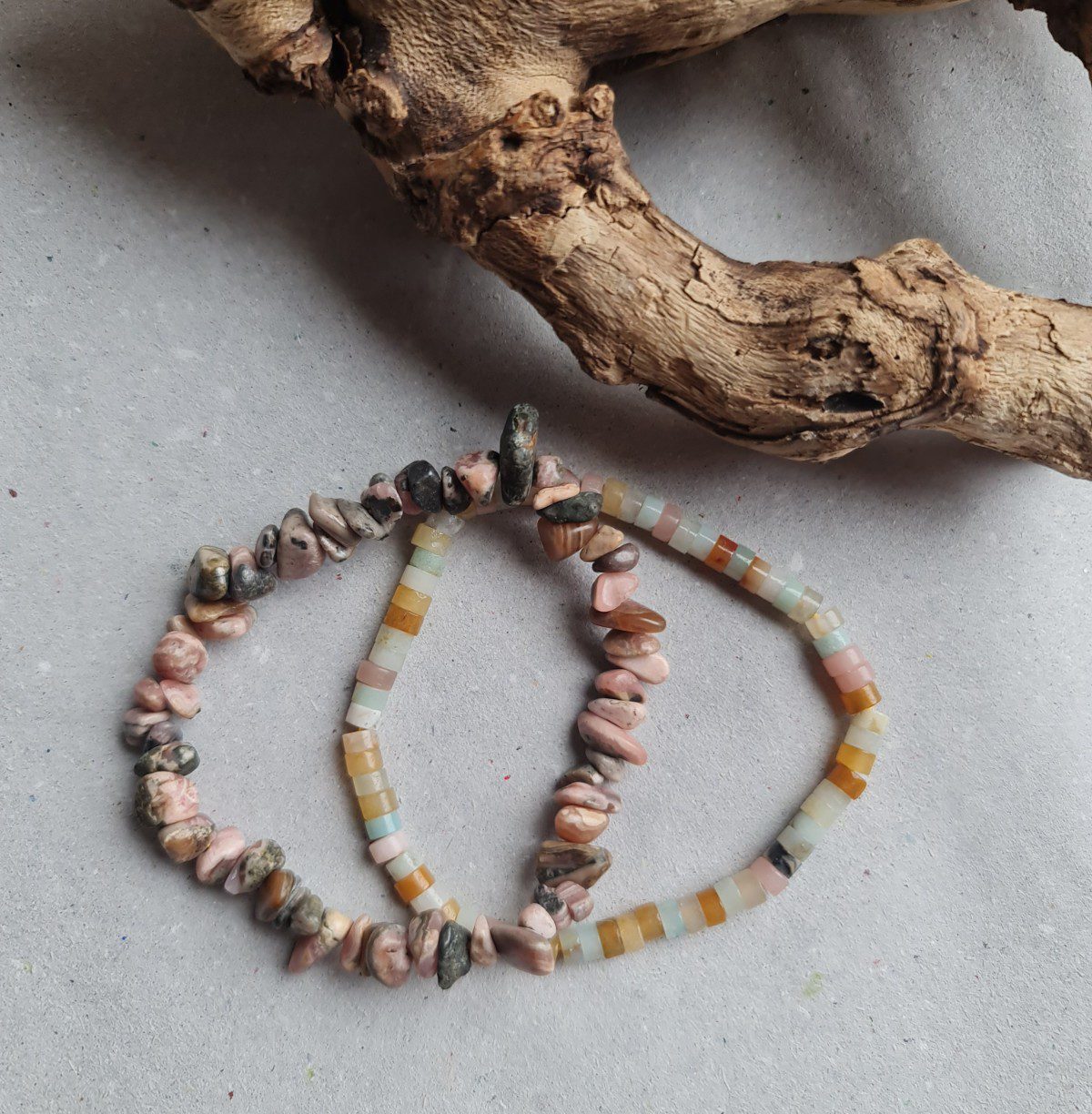 Handgemaakte edelsteen dubbel armband Rhodoniet chips en mix kristalen - rozenkwarts - citrien 2st