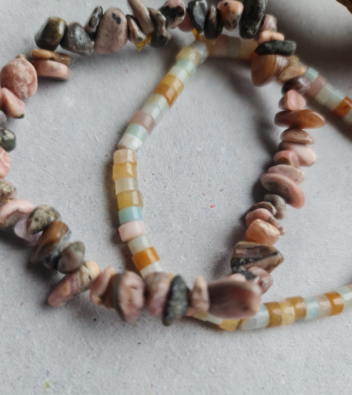 Handgemaakte edelsteen dubbel armband Rhodoniet chips en mix kristalen - rozenkwarts - citrien 2st